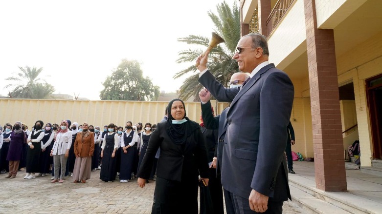 رئيس الوزراء العراقي مصطفى الكاظمي يقرع جرس بدء العام الدراسي